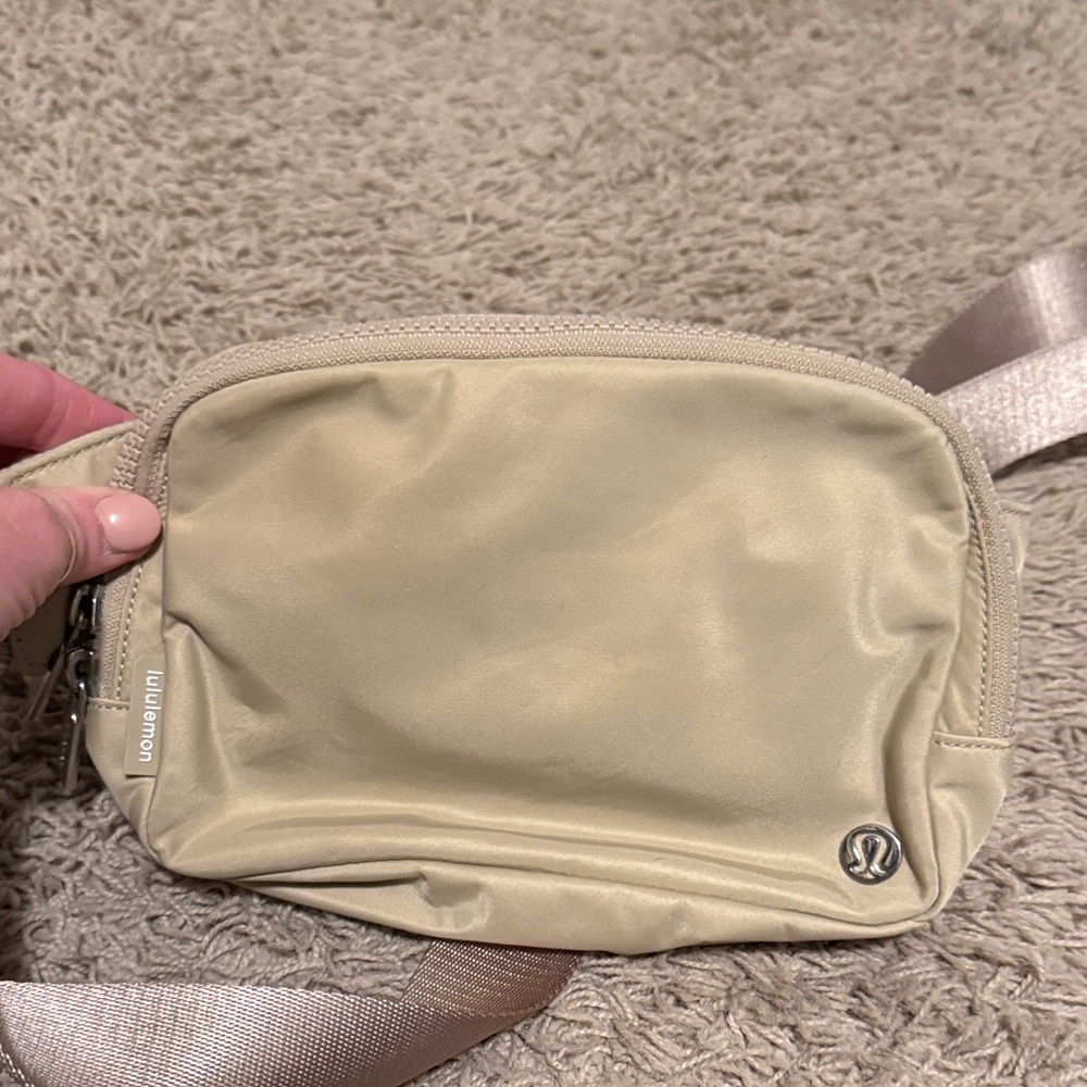 Lululemon Cream Belt Bag-Large!
Excellent condition! No stains or signs of wear.